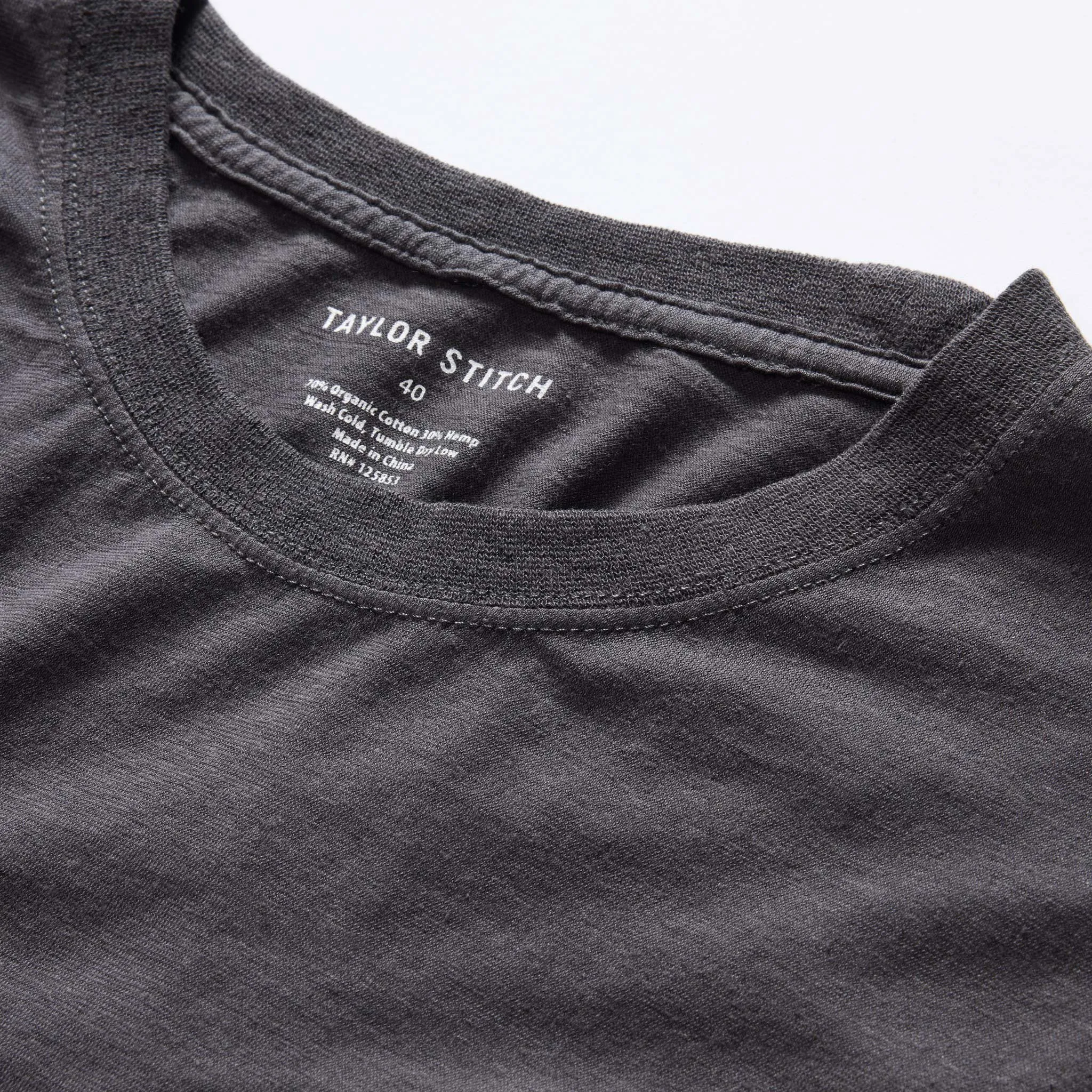Weekend Smart Look The Cotton Hemp Long Sleeve Tee in Charcoal