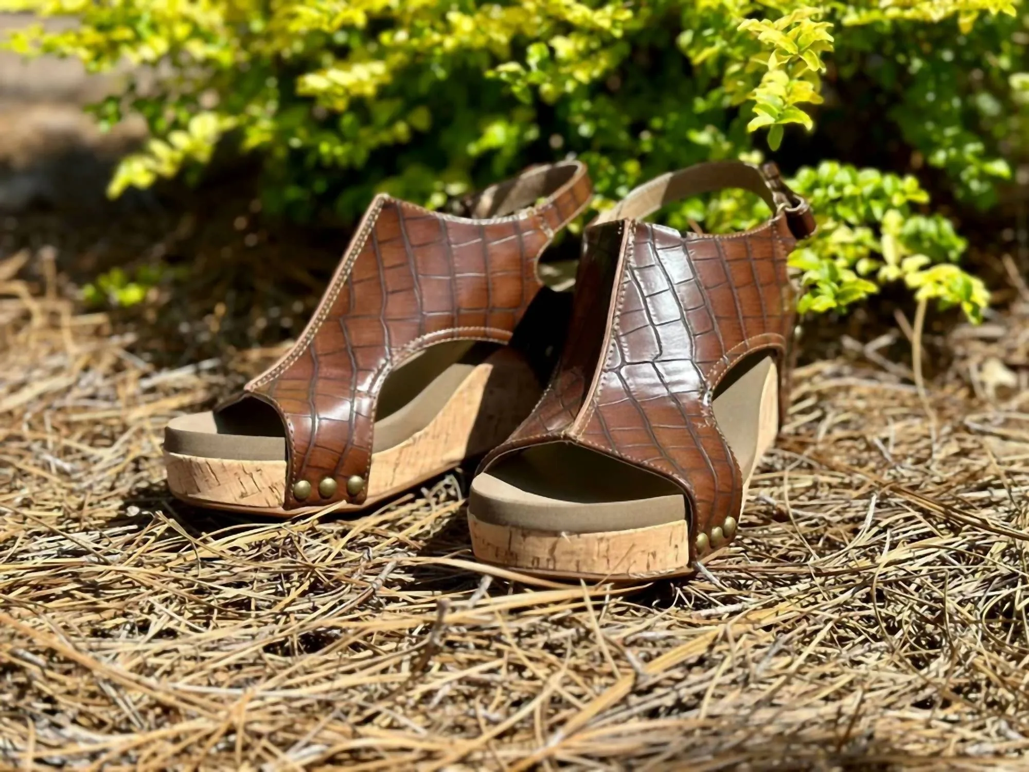 Carley Croc Sandal In Brown Supportive Outfit