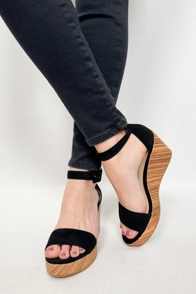 Witten Sandal In Black Weekend Fun Luxe Texture