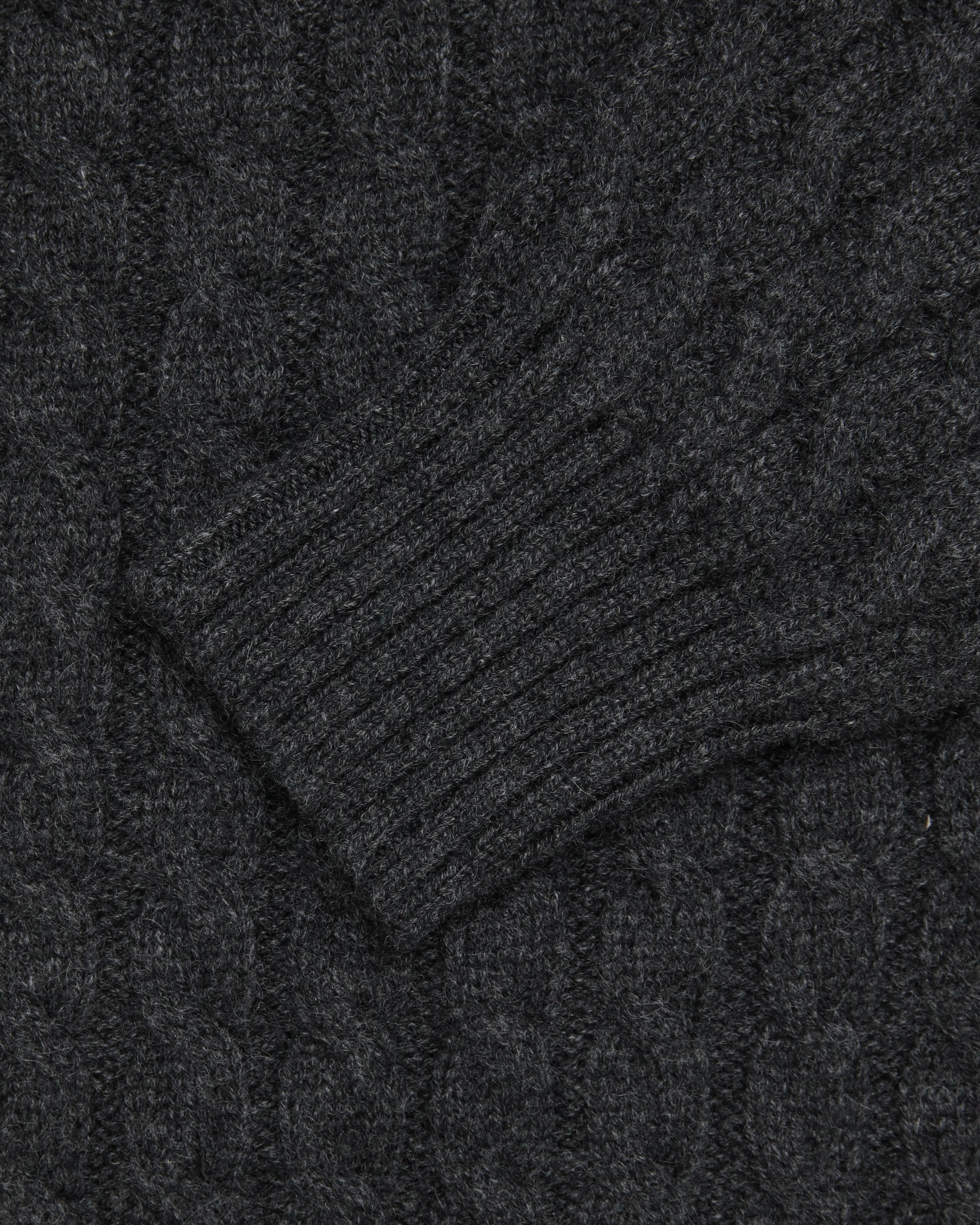 Made-in-Scotland Charcoal Cable Knit Cashmere Sweater Wrinkle Resistant Reversible design
