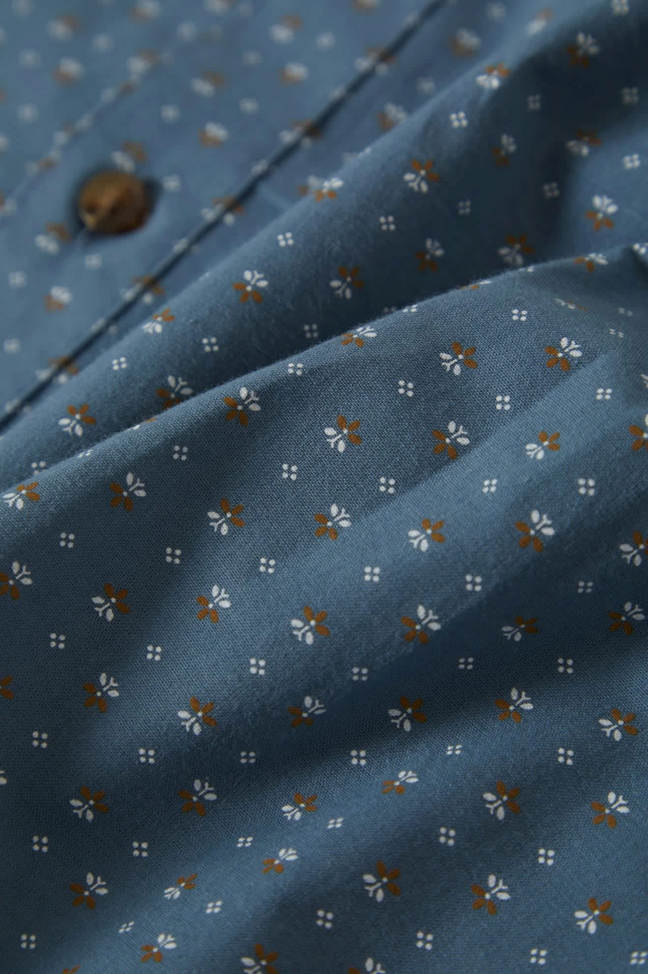 Charter Print S/S Shirt - Azure Blue/Micro Floral Cooling Core Technology Trendy Pattern