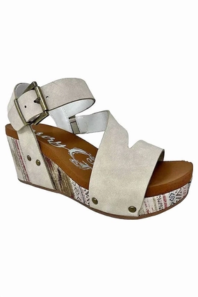 Layered Lines Tall Design Women's Giavanna Sandals In Cream