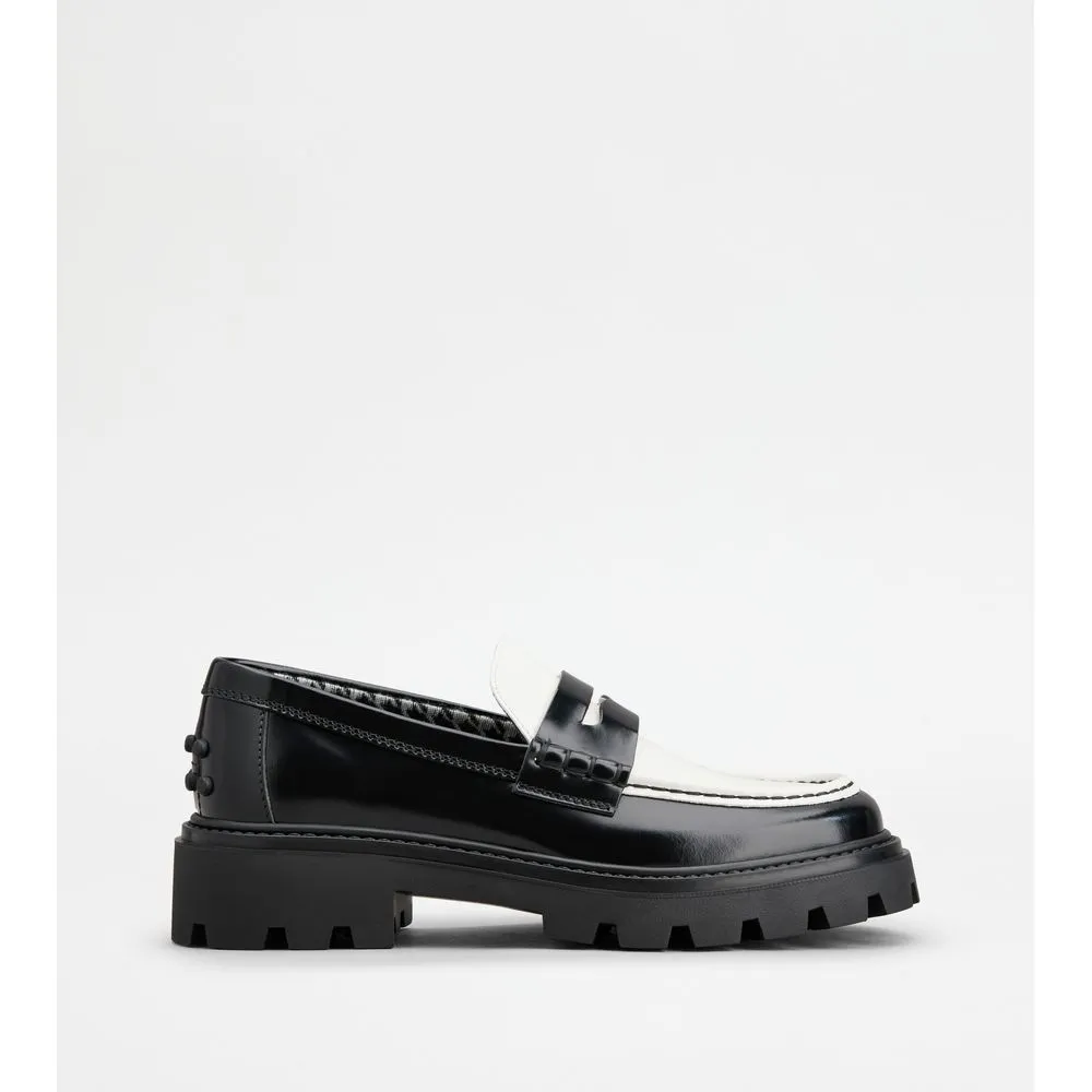 Minimal Design Tod's Loafers in Leather