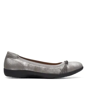 Clarks Meadow Rae in Grey Textile Supportive Cushioning