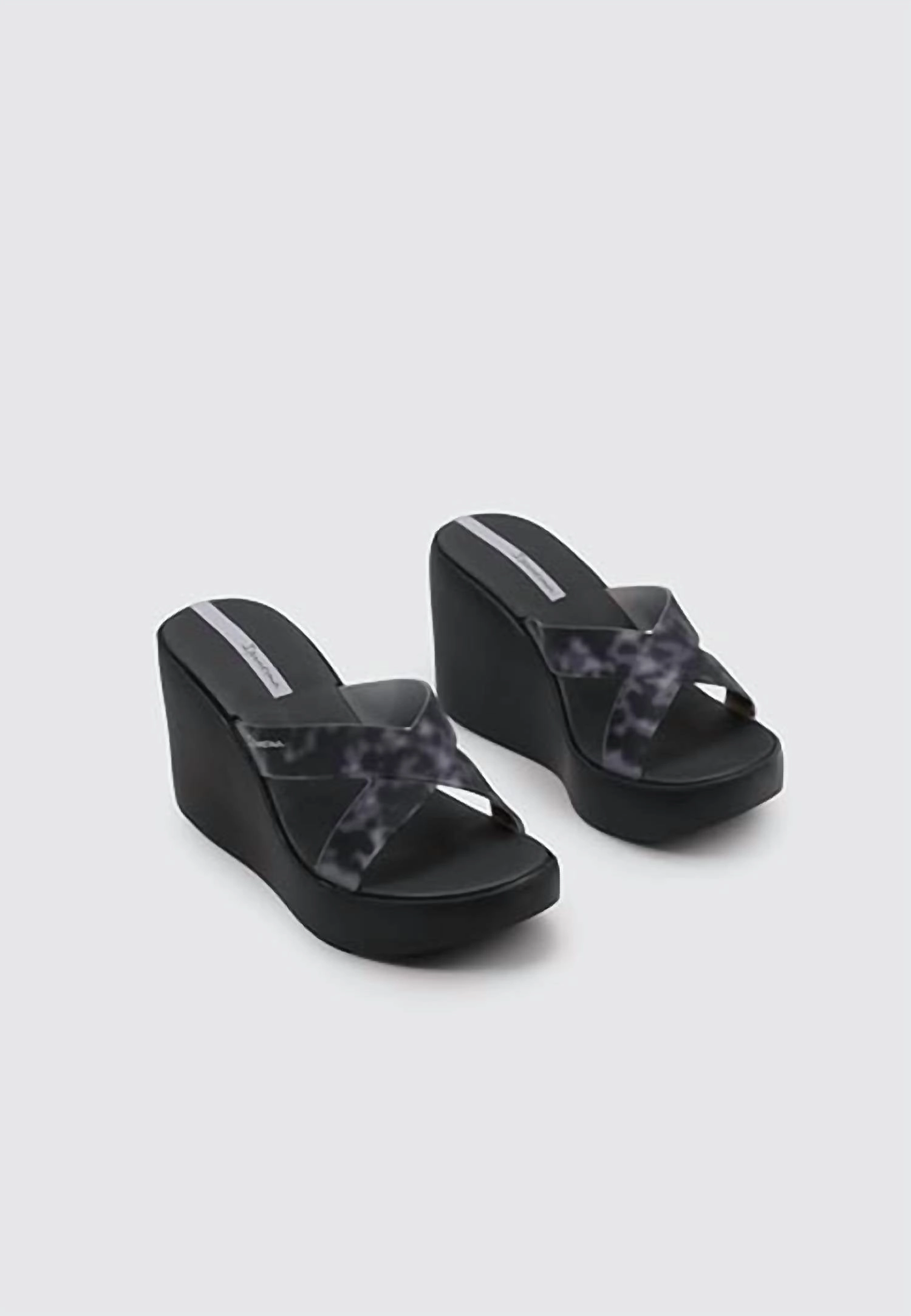 Travel Grip Women's Lofty Leopard Wedge Sandal In Black/grey