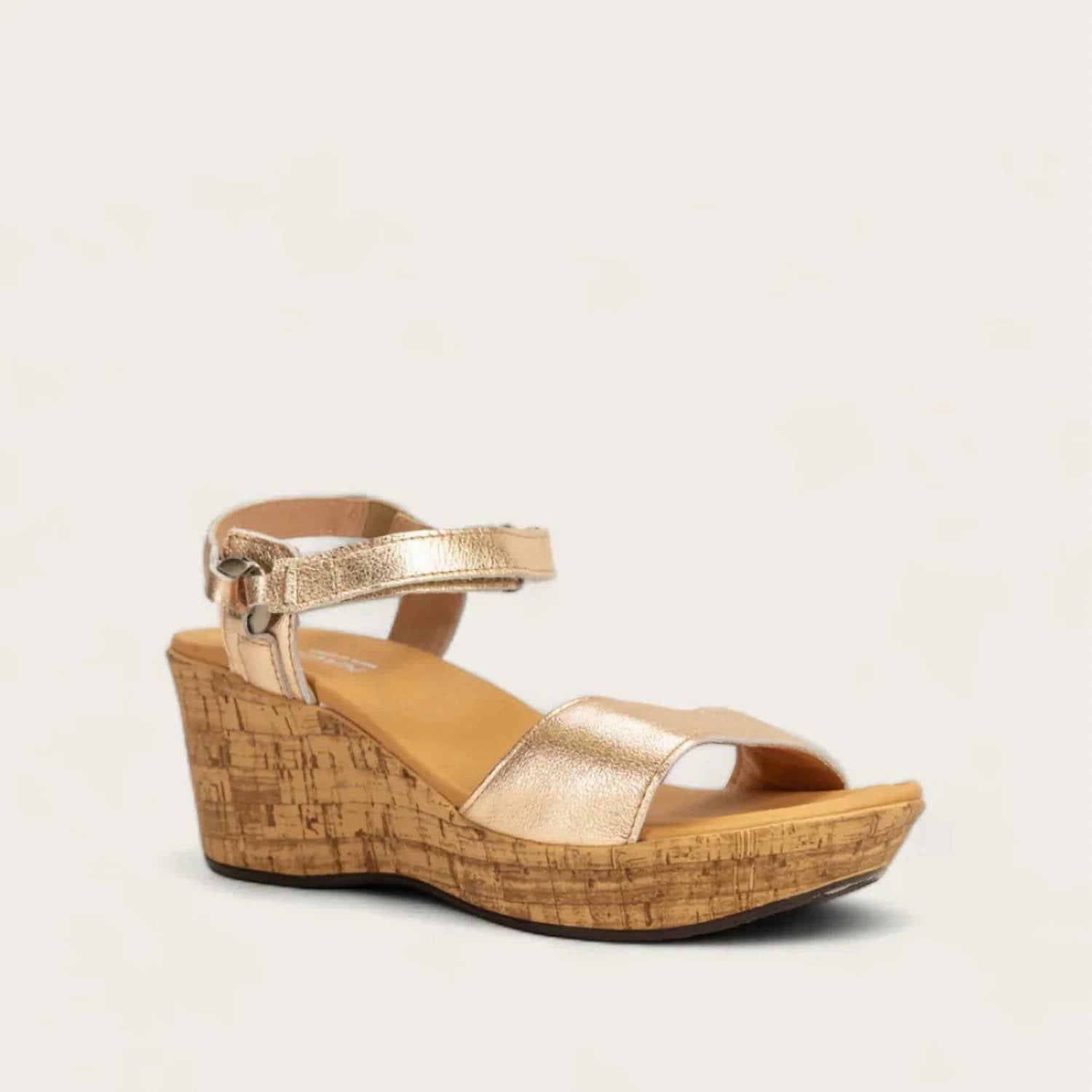 Women's Pier Wedge Sandals In Soft Rose Gold Foot Gentle Light Glow