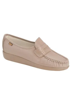 Cool Walk Women's Classic Slip On Loafer - Medium In Mocha